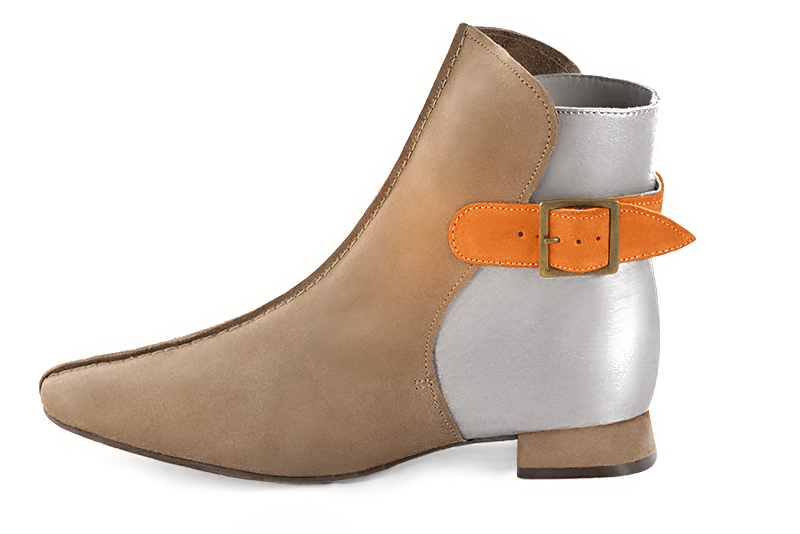 Boots femme : Boots avec des boucles à l'arrière couleur beige sahara, argent platine et orange abricot. Bout carré. Talon plat évasé. Vue de profil - Florence KOOIJMAN