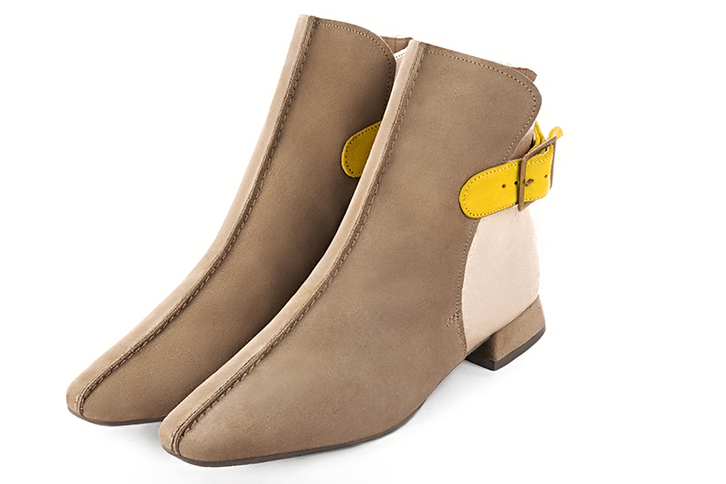 Boots femme : Boots avec des boucles à l'arrière couleur beige sahara, or doré et jaune soleil. Bout carré. Talon plat évasé Vue avant - Florence KOOIJMAN