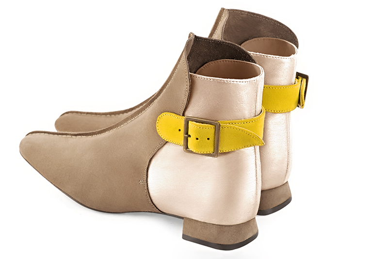 Boots femme : Boots avec des boucles à l'arrière couleur beige sahara, or doré et jaune soleil. Bout carré. Talon plat évasé. Vue arrière - Florence KOOIJMAN