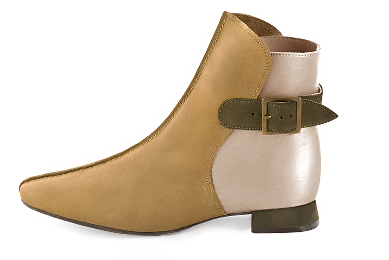 Bottines élégantes et raffinées avec des boucles à l'arrière, coloris jaune ocre, or doré et vert kaki. Bout carré. Plat. Talon évasé. Personnalisation : Choix des cuirs, des couleurs et des talons. Cou-de-pied sur mesure. - Florence KOOIJMAN