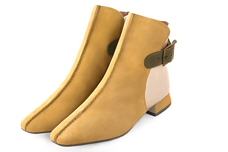Bottines élégantes et raffinées avec des boucles à l'arrière, coloris jaune ocre, or doré et vert kaki. Bout carré. Plat. Talon évasé. Personnalisation : Choix des cuirs, des couleurs et des talons. Cou-de-pied sur mesure. - Florence KOOIJMAN