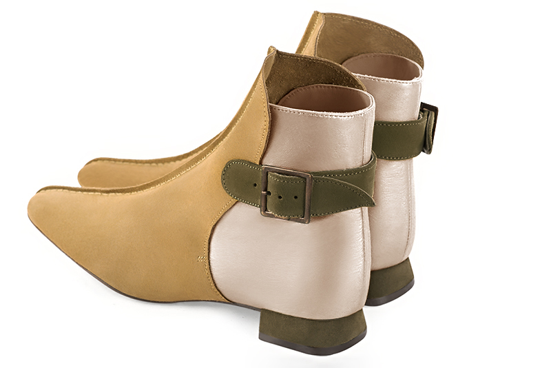 Bottines élégantes et raffinées avec des boucles à l'arrière, coloris jaune ocre, or doré et vert kaki. Bout carré. Plat. Talon évasé. Personnalisation : Choix des cuirs, des couleurs et des talons. Cou-de-pied sur mesure. - Florence KOOIJMAN