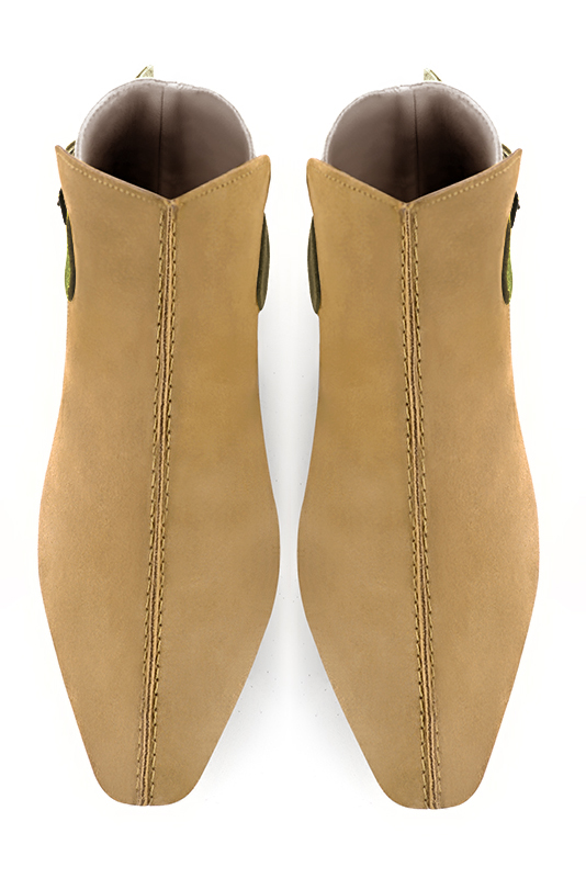 Bottines élégantes et raffinées avec des boucles à l'arrière, coloris jaune ocre, or doré et vert kaki. Bout carré. Plat. Talon évasé. Personnalisation : Choix des cuirs, des couleurs et des talons. Cou-de-pied sur mesure. - Florence KOOIJMAN