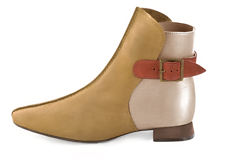 Bottines élégantes et raffinées avec des boucles à l'arrière, coloris jaune ocre, or doré et orange corail. Bout carré. Plat. Talon évasé. Personnalisation : Choix des cuirs, des couleurs et des talons. Cou-de-pied sur mesure. - Florence KOOIJMAN