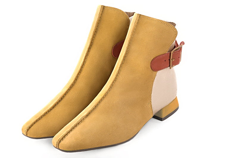Bottines élégantes et raffinées avec des boucles à l'arrière, coloris jaune ocre, or doré et orange corail. Bout carré. Plat. Talon évasé. Personnalisation : Choix des cuirs, des couleurs et des talons. Cou-de-pied sur mesure. - Florence KOOIJMAN