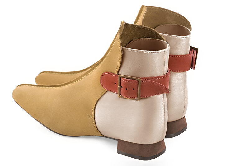 Bottines élégantes et raffinées avec des boucles à l'arrière, coloris jaune ocre, or doré et orange corail. Bout carré. Plat. Talon évasé. Personnalisation : Choix des cuirs, des couleurs et des talons. Cou-de-pied sur mesure. - Florence KOOIJMAN