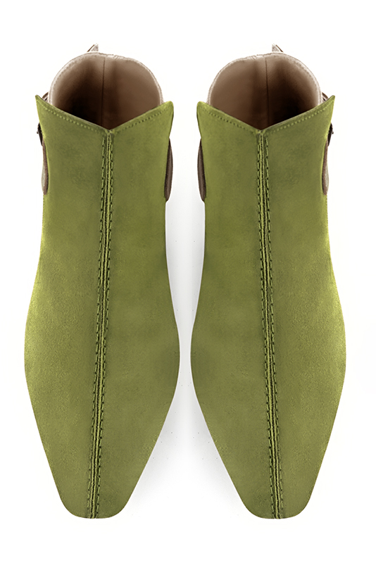 Boots femme : Boots avec des boucles à l'arrière couleur vert pistache et or doré. Bout carré. Talon plat évasé. Vue du dessus - Florence KOOIJMAN