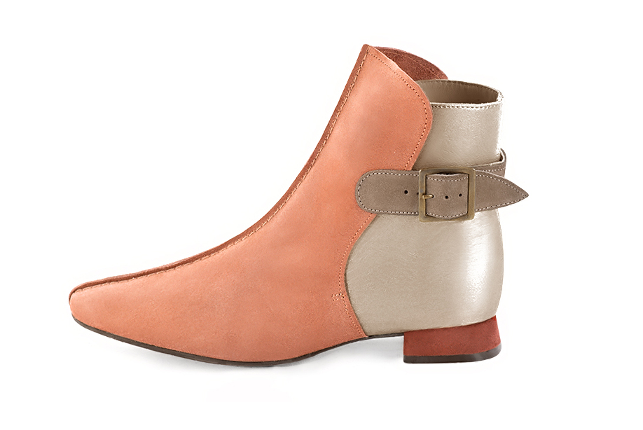 Bottines élégantes et raffinées avec des boucles à l'arrière, coloris orange pêche, or doré et beige sahara. Bout carré. Plat. Talon évasé. Personnalisation : Choix des cuirs, des couleurs et des talons. Cou-de-pied sur mesure. - Florence KOOIJMAN