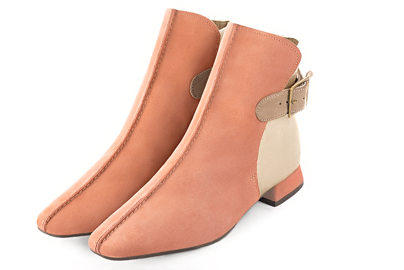 Bottines élégantes et raffinées avec des boucles à l'arrière, coloris orange pêche, or doré et beige sahara. Bout carré. Plat. Talon évasé. Personnalisation : Choix des cuirs, des couleurs et des talons. Cou-de-pied sur mesure. - Florence KOOIJMAN