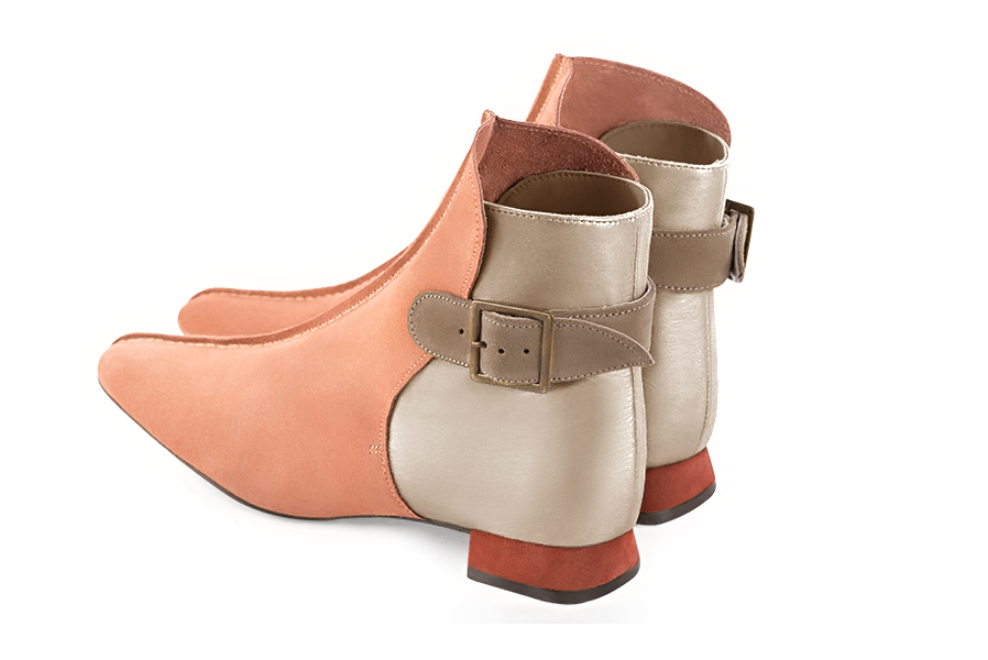 Bottines élégantes et raffinées avec des boucles à l'arrière, coloris orange pêche, or doré et beige sahara. Bout carré. Plat. Talon évasé. Personnalisation : Choix des cuirs, des couleurs et des talons. Cou-de-pied sur mesure. - Florence KOOIJMAN
