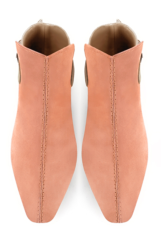 Bottines élégantes et raffinées avec des boucles à l'arrière, coloris orange pêche, or doré et beige sahara. Bout carré. Plat. Talon évasé. Personnalisation : Choix des cuirs, des couleurs et des talons. Cou-de-pied sur mesure. - Florence KOOIJMAN