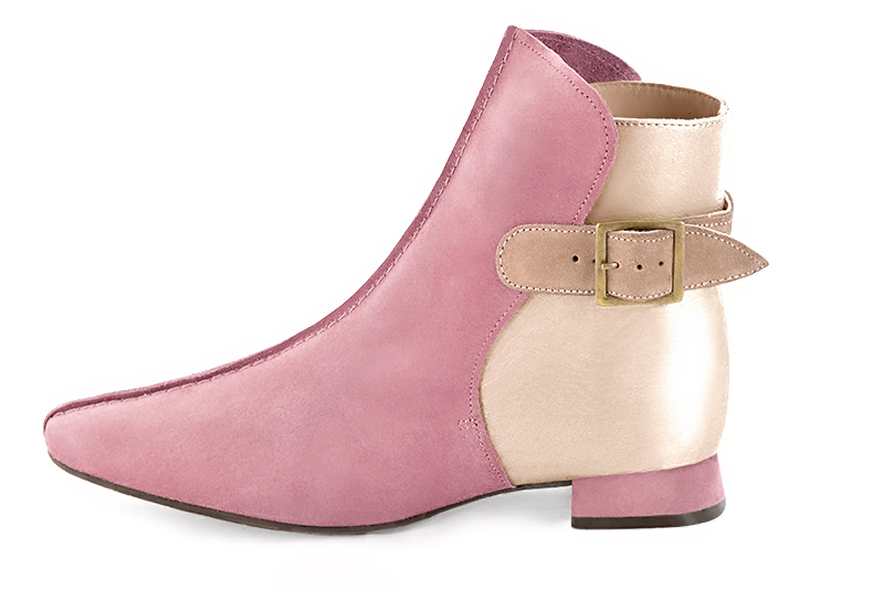 Boots femme : Boots avec des boucles à l'arrière couleur rose camélia, or doré et beige biscuit. Bout carré. Talon plat évasé. Vue de profil - Florence KOOIJMAN