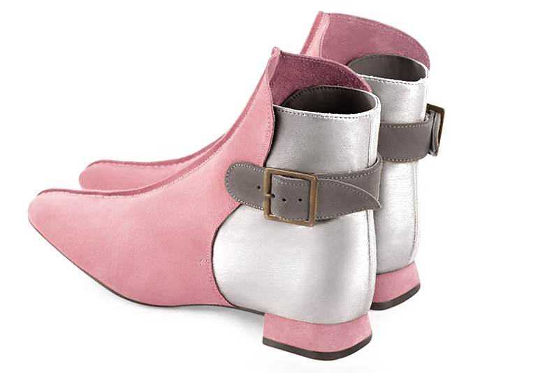 Bottines élégantes et raffinées avec des boucles à l'arrière, coloris rose camélia, argent platine et gris galet. Bout carré. Plat. Talon évasé. Personnalisation : Choix des cuirs, des couleurs et des talons. Cou-de-pied sur mesure. - Florence KOOIJMAN