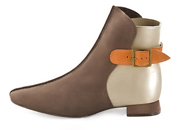 Boots femme : Boots avec des boucles à l'arrière couleur marron chocolat, or doré et orange abricot. Bout carré. Talon plat évasé. Vue de profil - Florence KOOIJMAN