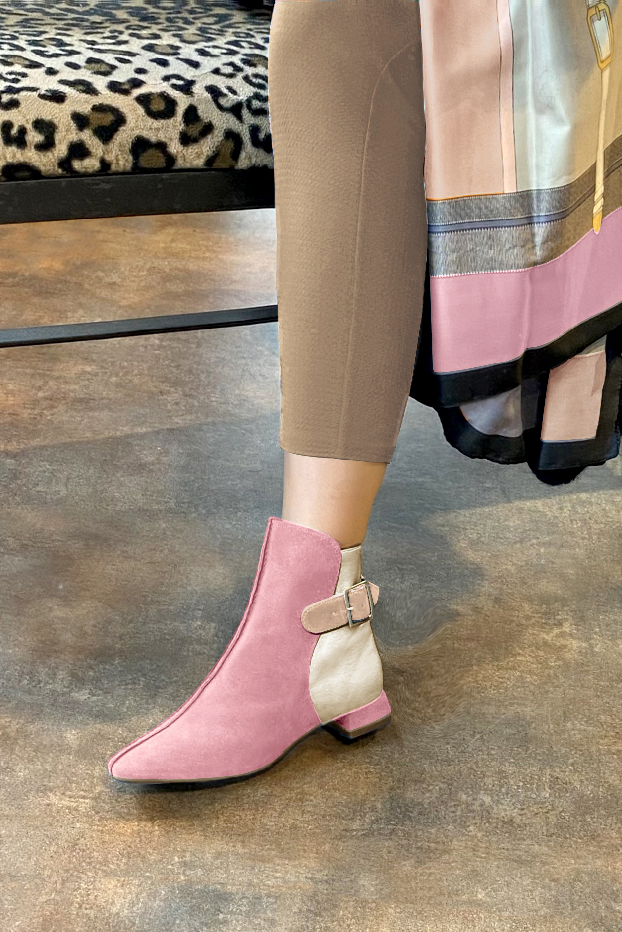 Boots femme : Boots avec des boucles à l'arrière couleur rose camélia, or doré et beige biscuit. Bout carré. Talon plat évasé. Vue porté - Florence KOOIJMAN