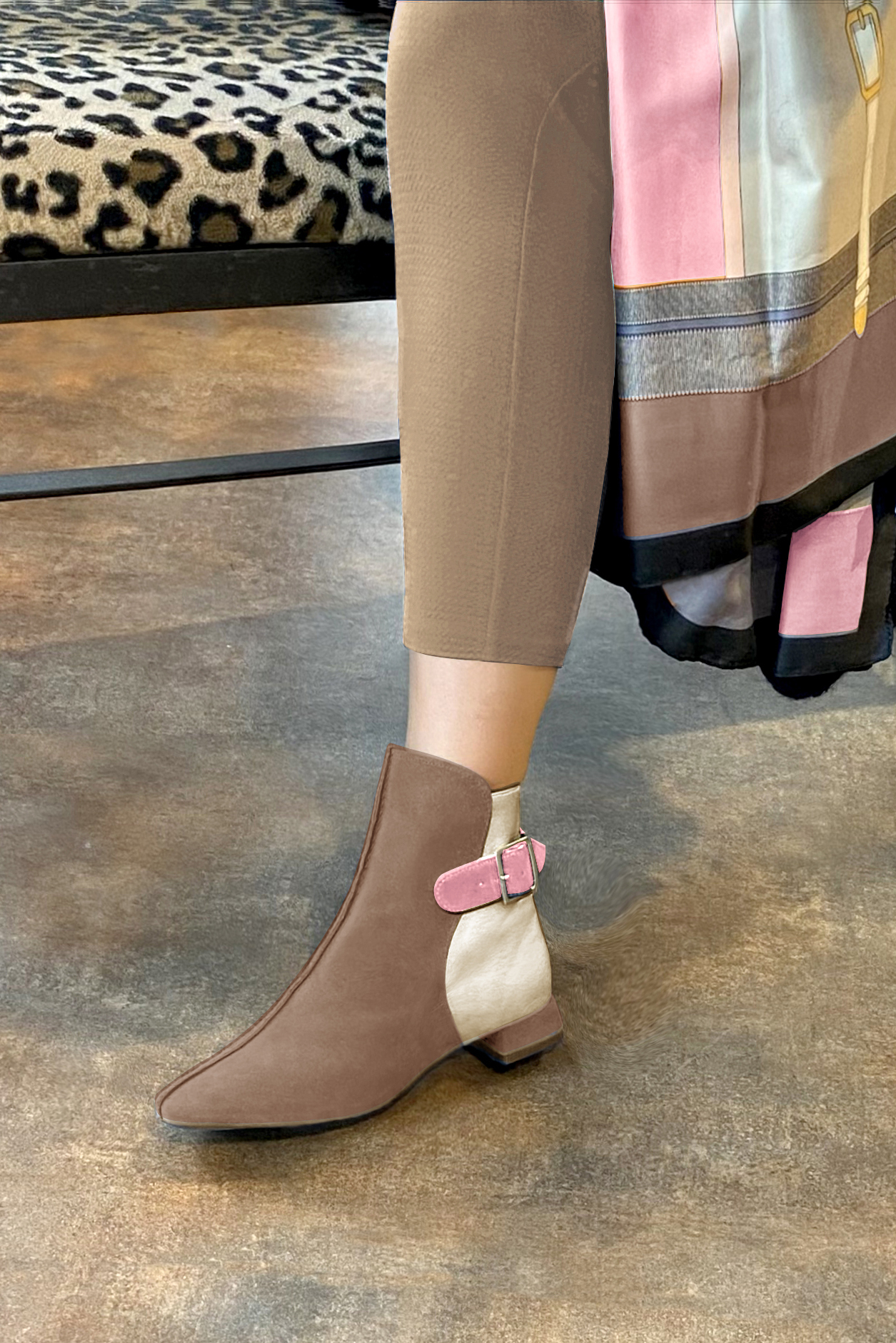 Boots femme : Boots avec des boucles à l'arrière couleur beige biscuit, or doré et rose camélia. Bout carré. Talon plat évasé. Vue porté - Florence KOOIJMAN
