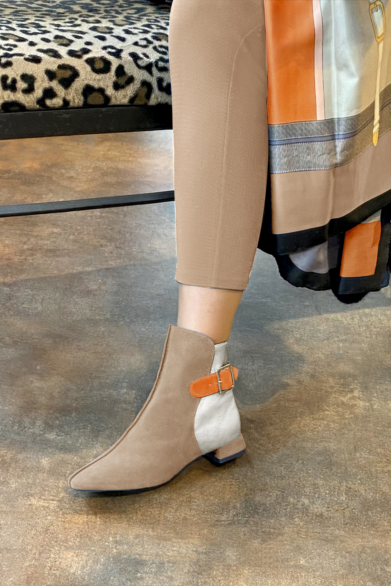 Boots femme : Boots avec des boucles à l'arrière couleur beige sahara, argent platine et orange abricot. Bout carré. Talon plat évasé. Vue porté - Florence KOOIJMAN
