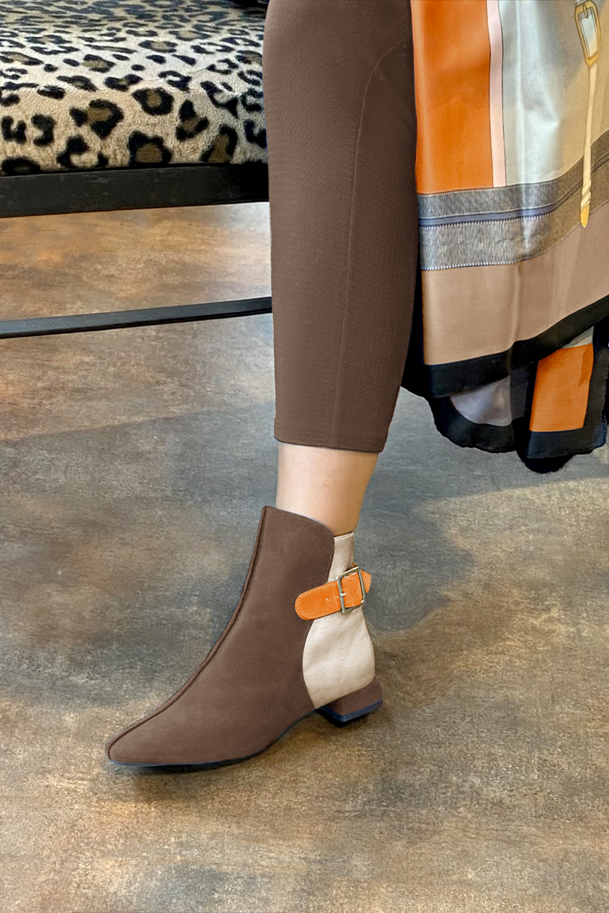 Boots femme : Boots avec des boucles à l'arrière couleur marron chocolat, or doré et orange abricot. Bout carré. Talon plat évasé. Vue porté - Florence KOOIJMAN