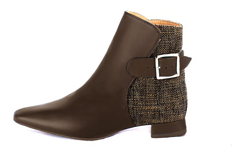 Boots femme : Boots avec des boucles à l'arrière couleur marron ébène. Bout carré. Talon plat évasé. Vue de profil - Florence KOOIJMAN