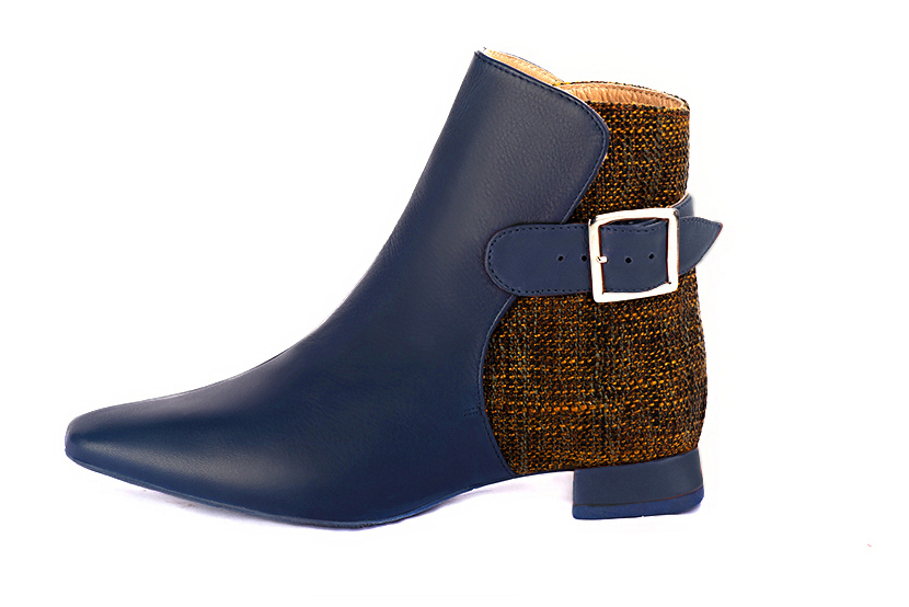 Bottines élégantes et raffinées avec des boucles à l'arrière, coloris bleu marine et orange corail. Bout carré. Plat. Talon évasé. Personnalisation : Choix des cuirs, des couleurs et des talons. Cou-de-pied sur mesure. - Florence KOOIJMAN