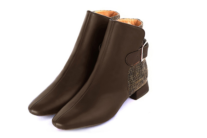 Boots femme : Boots avec des boucles à l'arrière couleur marron ébène. Bout carré. Talon plat évasé Vue avant - Florence KOOIJMAN