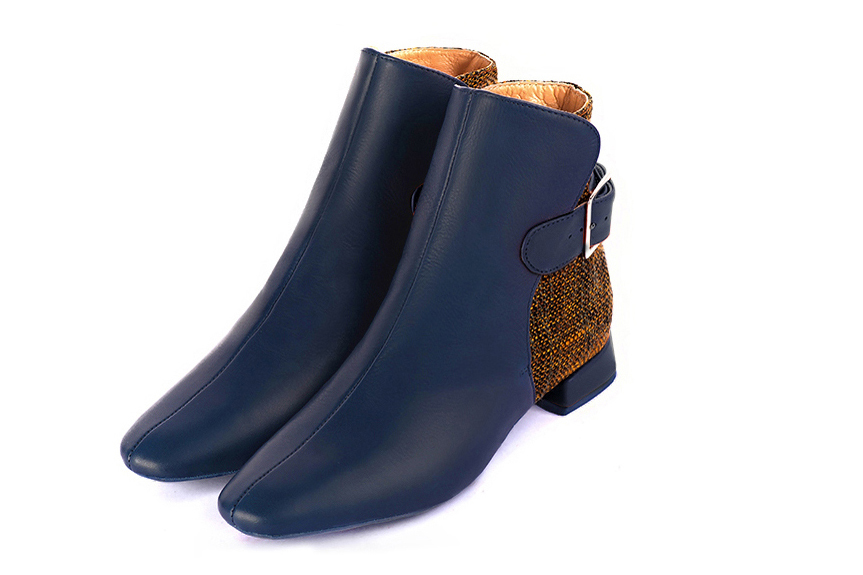 Bottines élégantes et raffinées avec des boucles à l'arrière, coloris bleu marine et orange corail. Bout carré. Plat. Talon évasé. Personnalisation : Choix des cuirs, des couleurs et des talons. Cou-de-pied sur mesure. - Florence KOOIJMAN