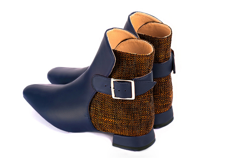 Bottines élégantes et raffinées avec des boucles à l'arrière, coloris bleu marine et orange corail. Bout carré. Plat. Talon évasé. Personnalisation : Choix des cuirs, des couleurs et des talons. Cou-de-pied sur mesure. - Florence KOOIJMAN