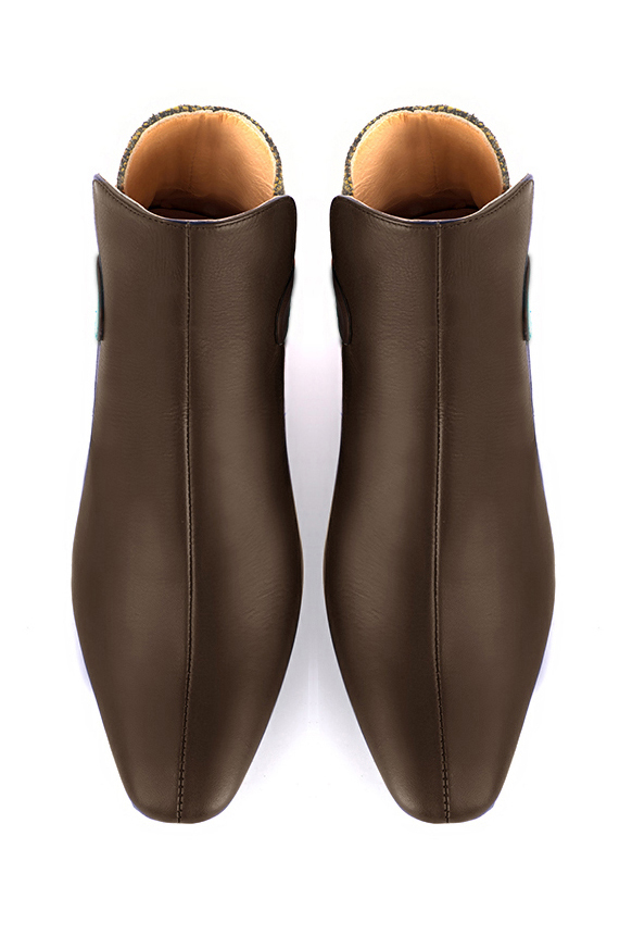 Boots femme : Boots avec des boucles à l'arrière couleur marron ébène. Bout carré. Talon plat évasé. Vue du dessus - Florence KOOIJMAN