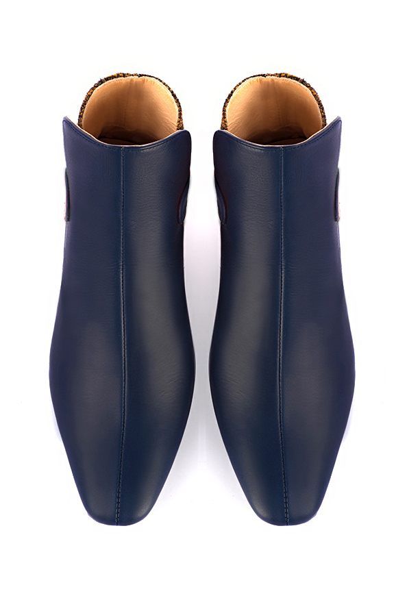 Bottines élégantes et raffinées avec des boucles à l'arrière, coloris bleu marine et orange corail. Bout carré. Plat. Talon évasé. Personnalisation : Choix des cuirs, des couleurs et des talons. Cou-de-pied sur mesure. - Florence KOOIJMAN