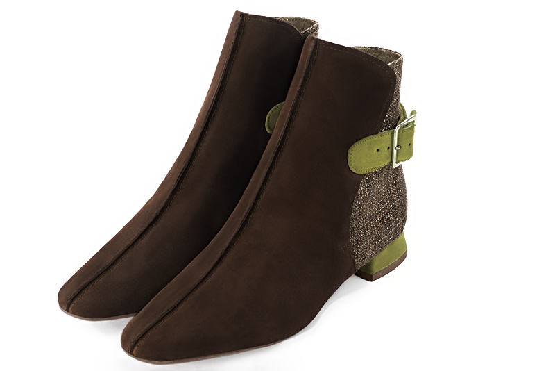 Bottines élégantes et raffinées avec des boucles à l'arrière, coloris marron ébène et vert pistache. Bout carré. Plat. Talon évasé. Personnalisation : Choix des cuirs, des couleurs et des talons. Cou-de-pied sur mesure. - Florence KOOIJMAN