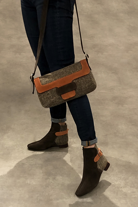 Boucles, sac et ceinture assortis couleur marron ébène et orange corail - Florence KOOIJMAN