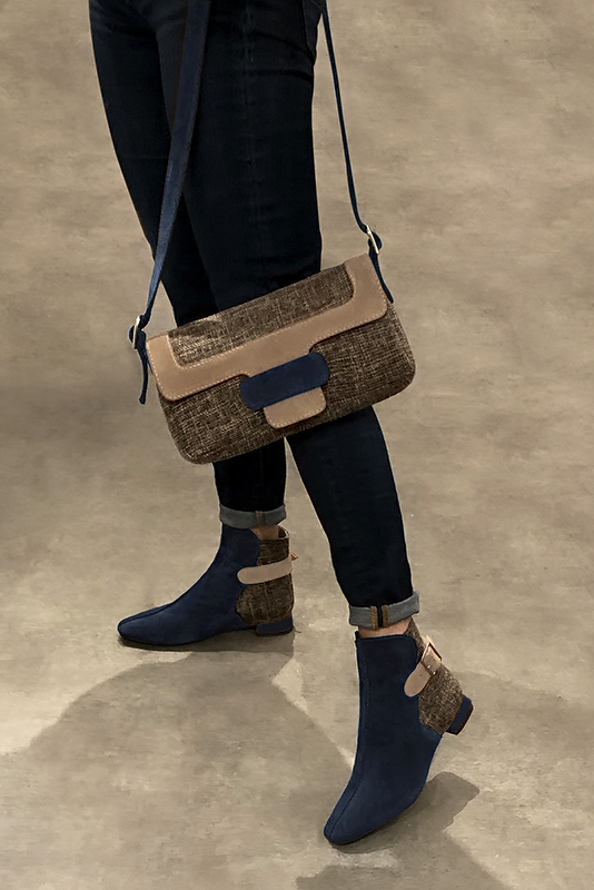 Boots femme : Boots avec des boucles à l'arrière couleur bleu nuit, marron ébène et beige sahara. Bout carré. Talon plat évasé. Vue porté - Florence KOOIJMAN