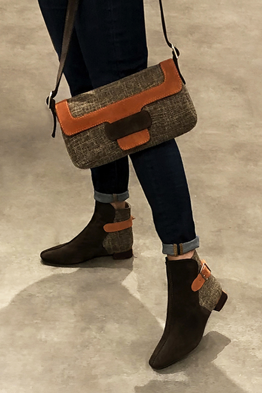 Bottines élégantes et raffinées avec des boucles à l'arrière, coloris marron ébène et orange corail. Bout carré. Plat. Talon évasé. Personnalisation : Choix des cuirs, des couleurs et des talons. Cou-de-pied sur mesure. - Florence KOOIJMAN