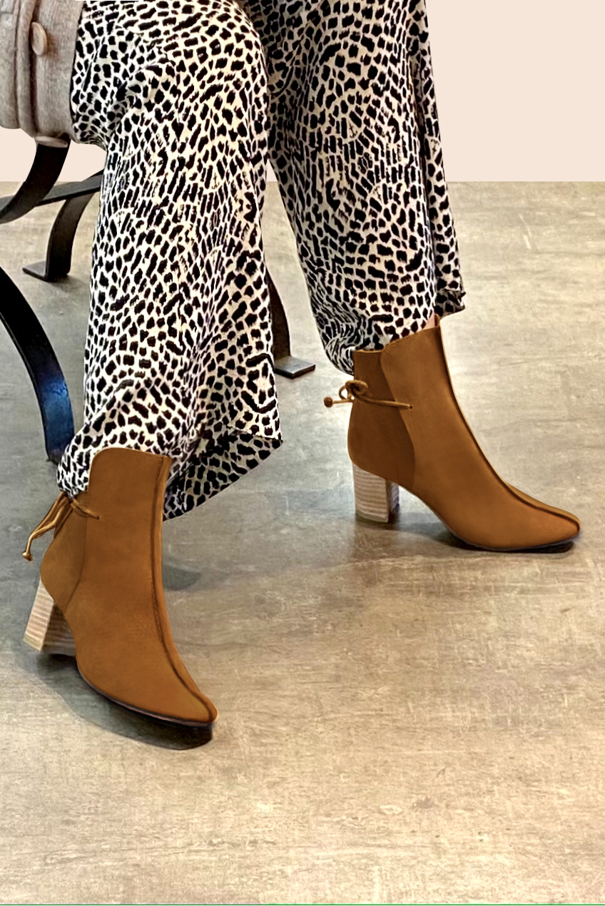 Boots femme : Bottines lacets à l'arrière couleur marron caramel. Bout carré. Talon mi-haut bottier. Vue porté - Florence KOOIJMAN