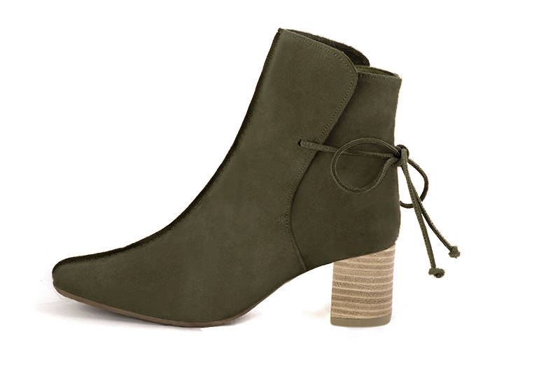 Bottines femme lacets à l'arrière vert kaki. Bout carré. Talon bottier de 5.5 cm - Vue de profil