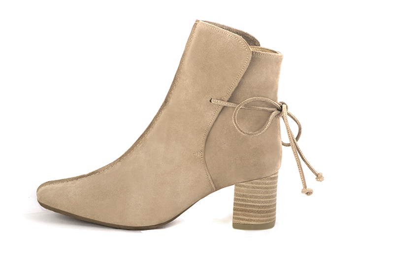 Boots femme : Bottines lacets à l'arrière couleur beige sahara. Bout carré. Talon mi-haut bottier. Vue de profil - Florence KOOIJMAN