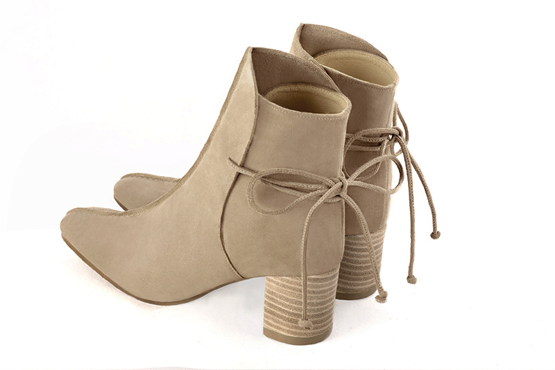 Boots femme : Bottines lacets à l'arrière couleur beige sahara. Bout carré. Talon mi-haut bottier. Vue arrière - Florence KOOIJMAN
