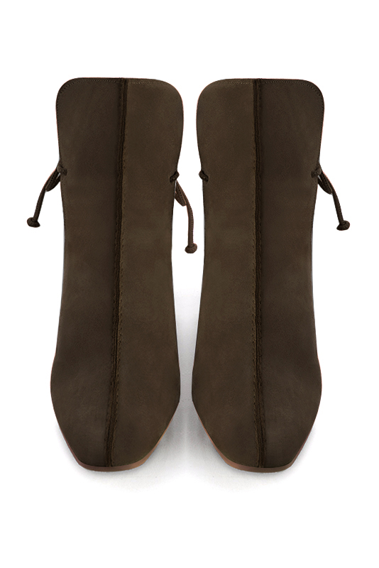 Boots femme : Bottines lacets à l'arrière couleur marron ébène. Bout carré. Talon mi-haut bottier. Vue du dessus - Florence KOOIJMAN