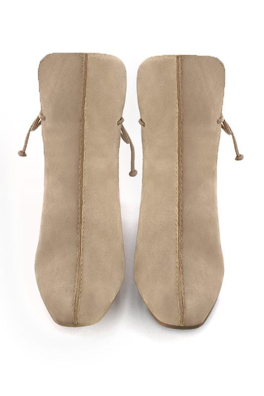 Boots femme : Bottines lacets à l'arrière couleur beige sahara. Bout carré. Talon mi-haut bottier. Vue du dessus - Florence KOOIJMAN