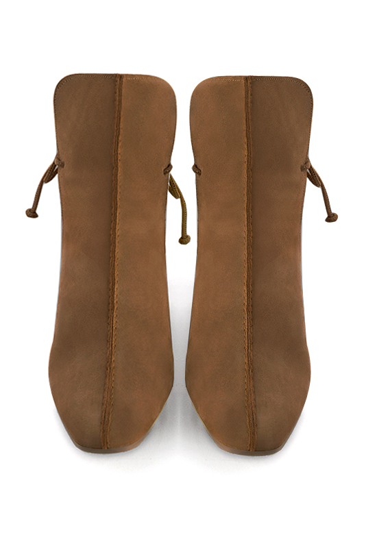 Boots femme : Bottines lacets à l'arrière couleur marron caramel. Bout carré. Talon mi-haut bottier. Vue du dessus - Florence KOOIJMAN