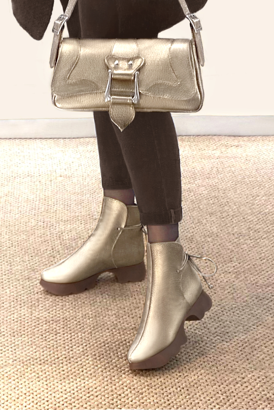 Boots femme : Bottines lacets à l'arrière couleur or doré. Bout rond. Semelle gomme petit talon. Vue du dessus - Florence KOOIJMAN