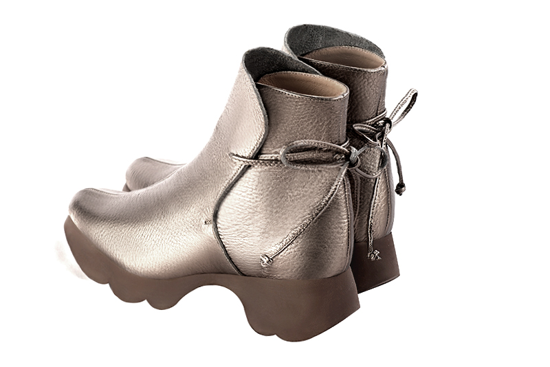 Boots femme : Bottines lacets à l'arrière couleur or mordoré. Bout rond. Semelle gomme petit talon. Vue arrière - Florence KOOIJMAN