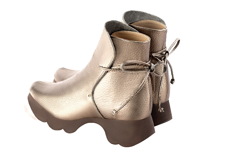 Boots femme : Bottines lacets à l'arrière couleur or doré. Bout rond. Semelle gomme petit talon. Vue arrière - Florence KOOIJMAN