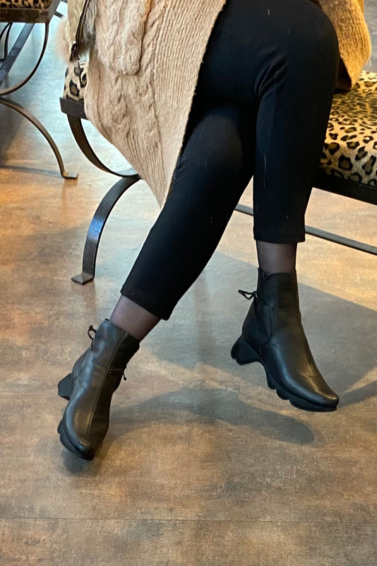 Boots femme : Bottines lacets à l'arrière couleur noir satiné.. Vue porté - Florence KOOIJMAN