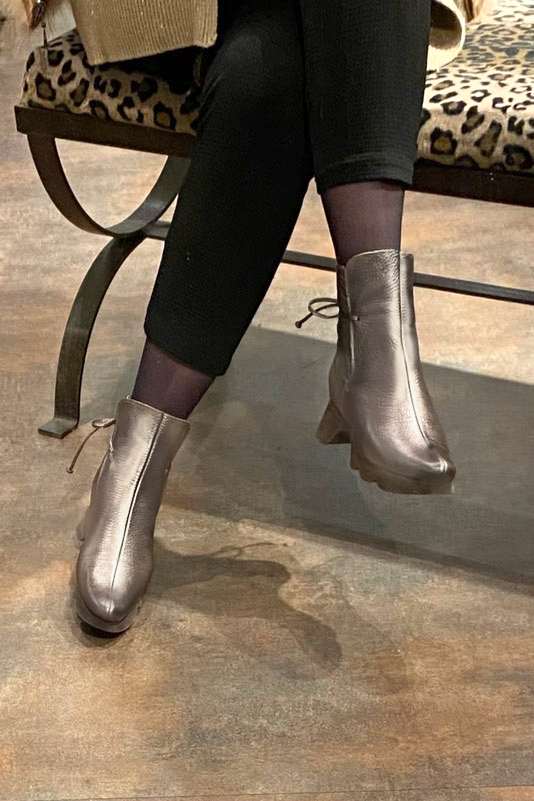 Boots femme : Bottines lacets à l'arrière couleur or mordoré. Bout rond. Semelle gomme petit talon. Vue porté - Florence KOOIJMAN