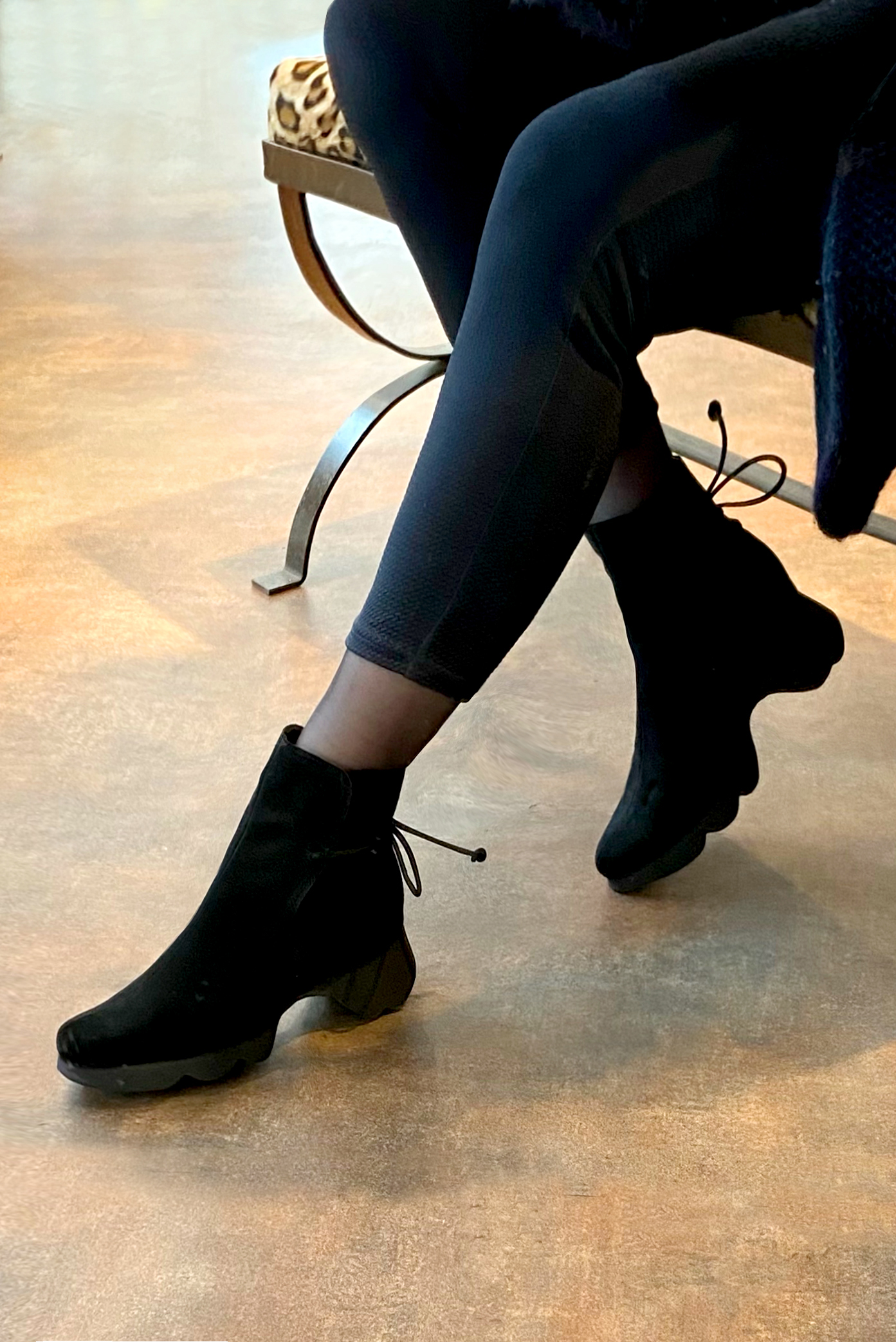 Boots femme : Bottines lacets à l'arrière couleur noir mat.. Vue porté - Florence KOOIJMAN