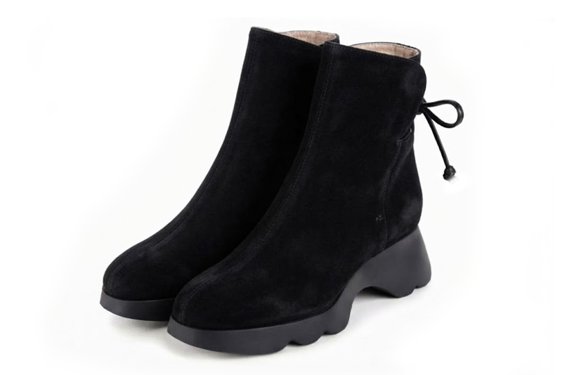 Bottines à laçage arrière pour femme en cuir noir mat avec bout rond et semelle crantée en gomme - Vue avant