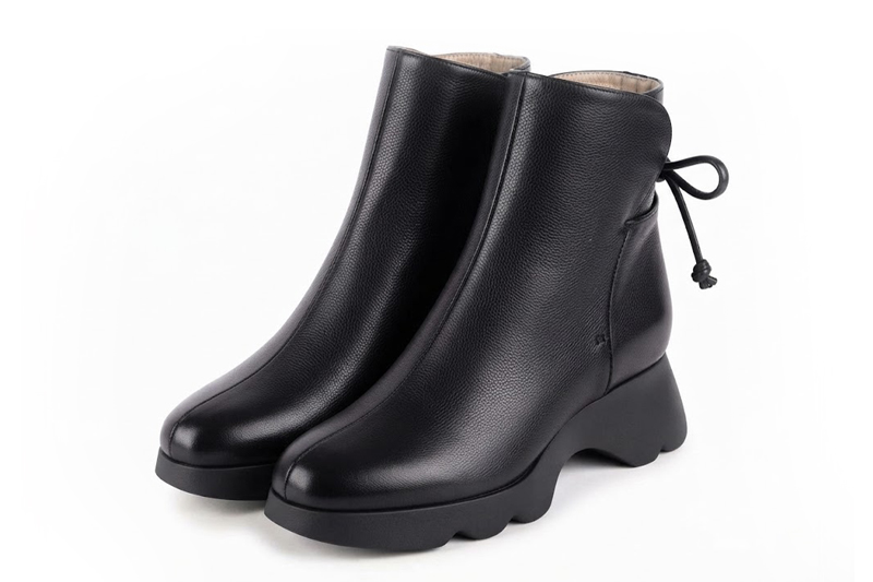 Bottines à laçage arrière pour femme en cuir noir avec bout rond et semelle crantée en gomme - Vue avant