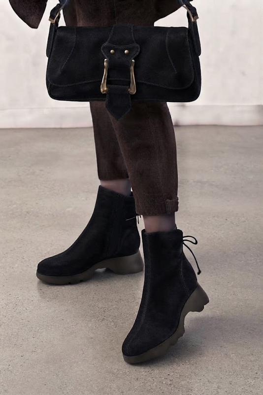 Bottines à laçage arrière pour femme en cuir noir mat avec bout rond et semelle crantée en gomme - Vue porté