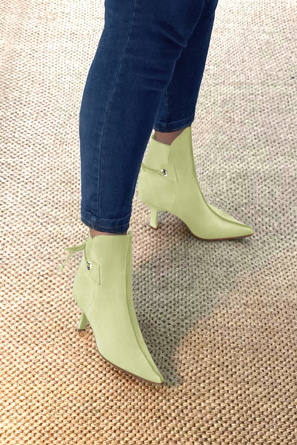 Boots femme : Bottines lacets à l'arrière couleur vert tilleul. Bout pointu. Talon haut fin. Vue du dessus - Florence KOOIJMAN